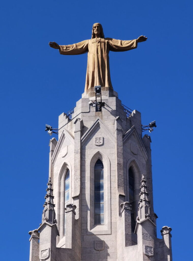 Ganz oben thront eine 7,5 Meter große Jesus-Statue aus Bronze