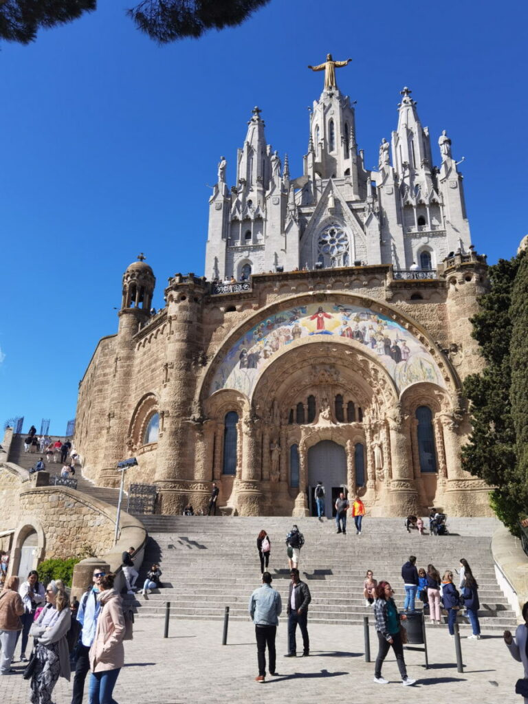 Die Tibidabo Kirche von der Plaça Tibidabo gesehen