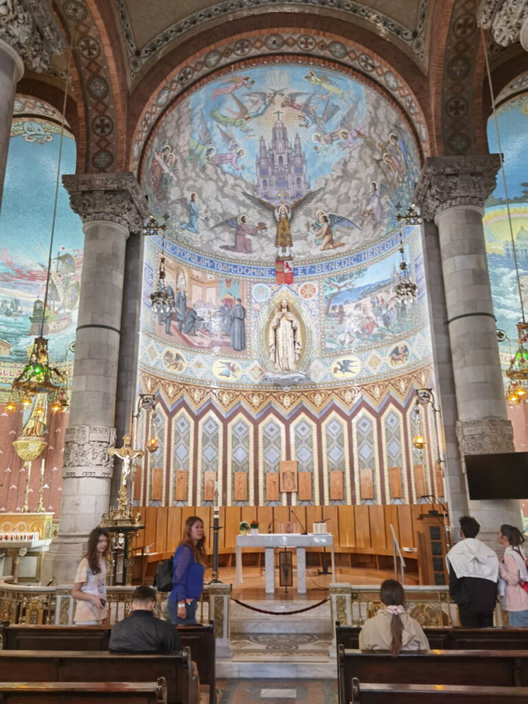 Die prunkvolle Krypta der Tibidabo Kirche